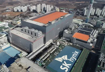 Аэрофотосъемка производственного комплекса SK hynix с логотипом на крыше, иллюстрирующая масштаб компании в контексте профсоюзного конфликта