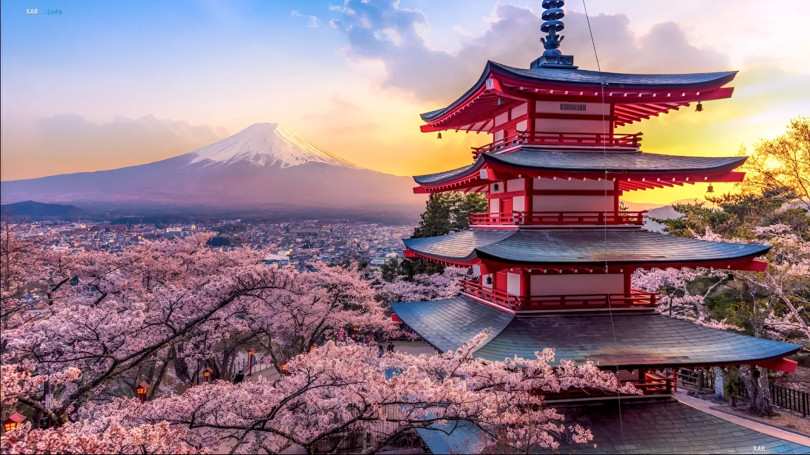 Panoramablick auf den Berg Fuji und die rote Chuen-ji-Pagode in Kawasaki, umgeben von blühenden Kirschblüten bei Sonnenuntergang, die das kulturelle Erbe Japans im Kontext des Kampfes gegen Piraterie symbolisieren.