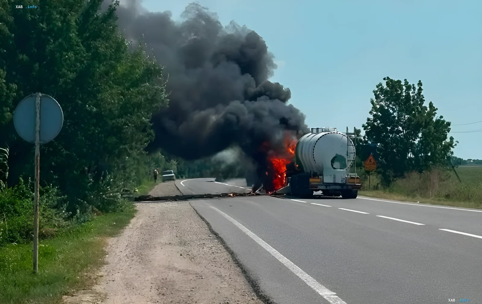 Brennender Öltanker auf der Autobahn in der Oblast Odessa nach russischem Angriff, Rauch und Flammen