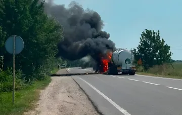 Brennender Öltanker auf der Autobahn in der Oblast Odessa nach russischem Angriff, Rauch und Flammen