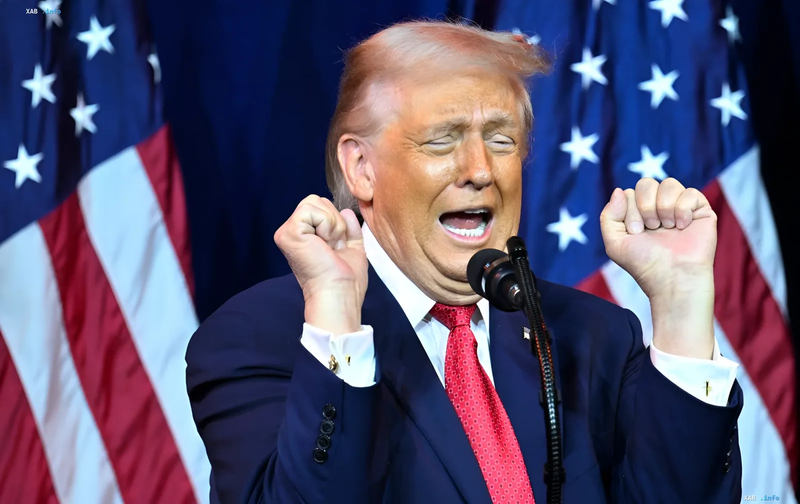 Дональд Трамп на фоне американских флагов, эмоционально выступает с речью, что контрастирует с его тайным побегом из саммита НАТО в Турции через фургон с едой из-за угрозы Ирана.