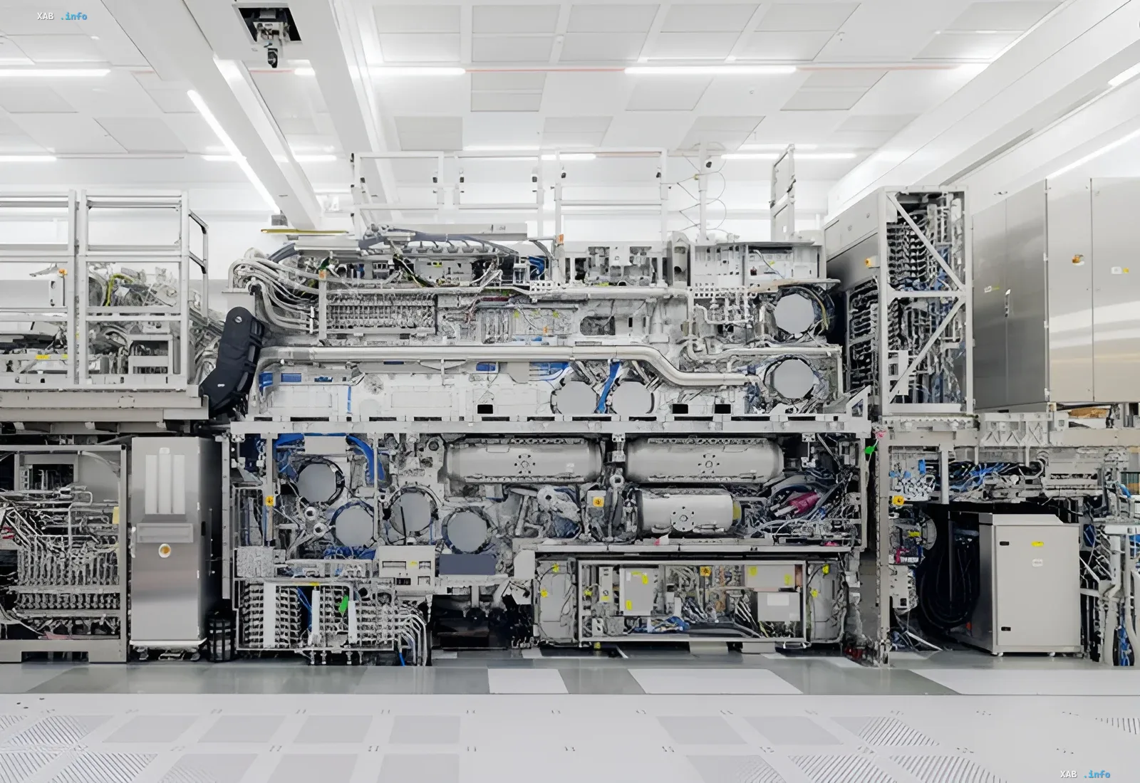 Komplexe industrielle Chipfertigungsanlage, die das Umsatzwachstum von TSMC durch Investitionen in KI-Infrastruktur symbolisiert