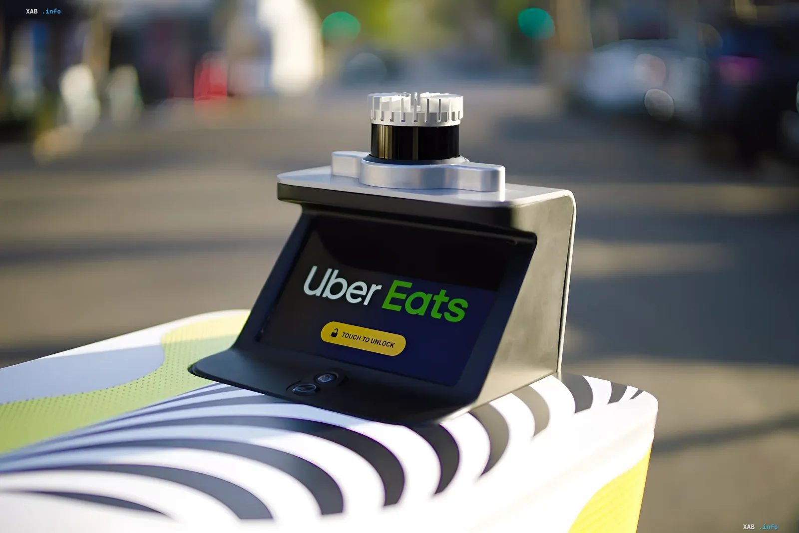 Робот-доставщик Serve Robotics с логотипом Uber Eats, символизирующий завершение партнерства Uber и Serve Robotics