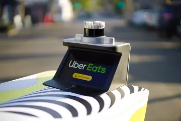 Lieferroboter von Serve Robotics mit Uber Eats-Logo, das das Ende der Partnerschaft zwischen Uber und Serve Robotics symbolisiert
