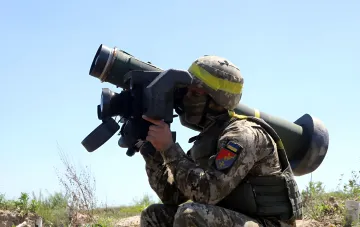 Украинский солдат с противотанковым ракетным комплексом Javelin, символизирующий важность модернизации систем наведения, которую получила Kratos Defense