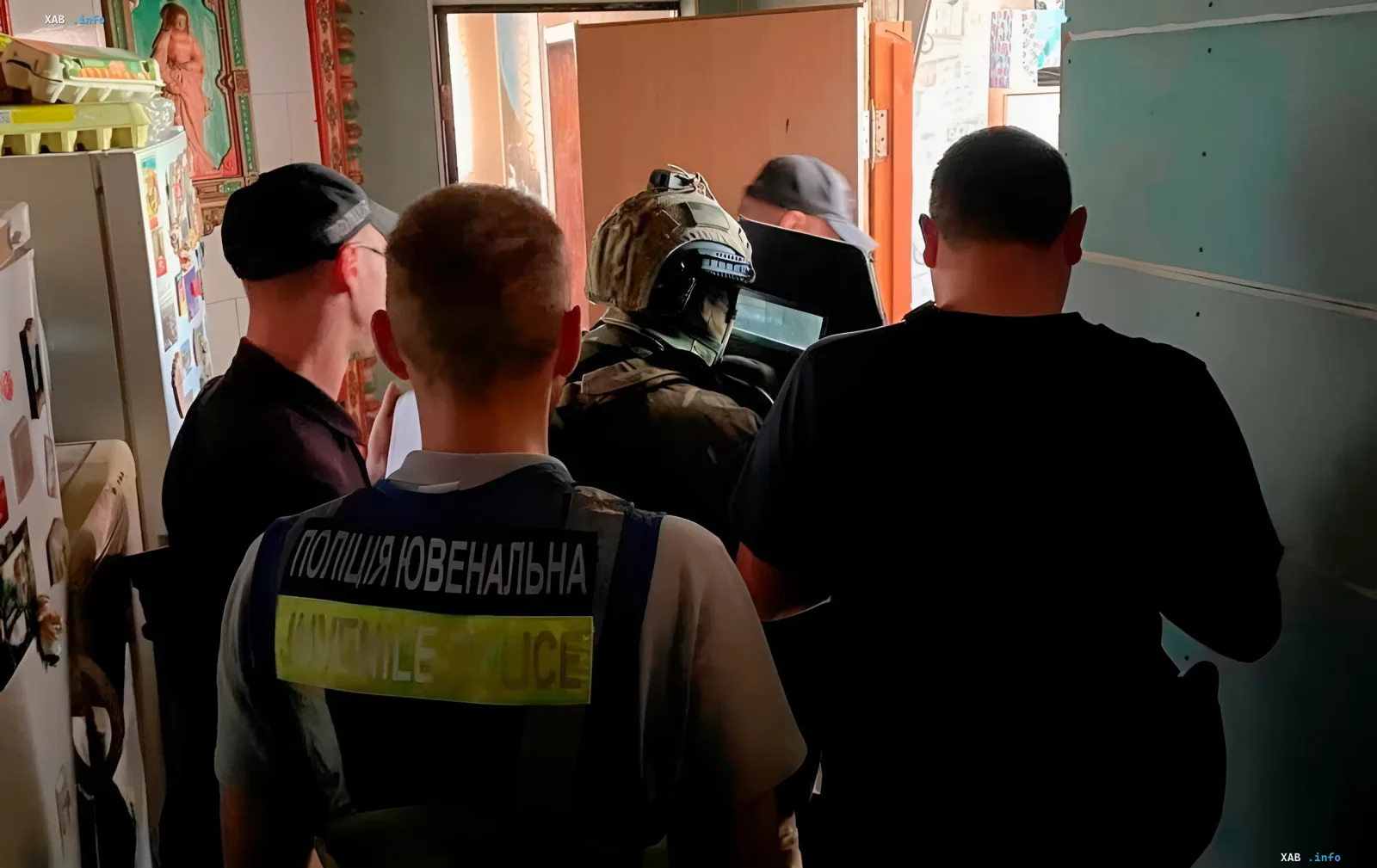 Ukrainische Jugendpolizisten in Westen mit der Aufschrift 'JUVENILE POLICE' verhaften Teenager in einer Wohnung in Kiew