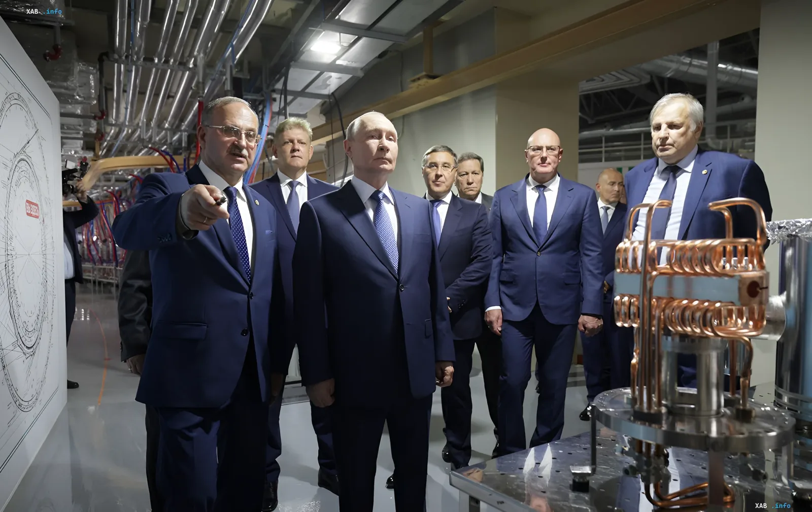 Владимир Путин осматривает оборудование сверхпроводящего коллайдера СКИФ в Новосибирске во время официального визита