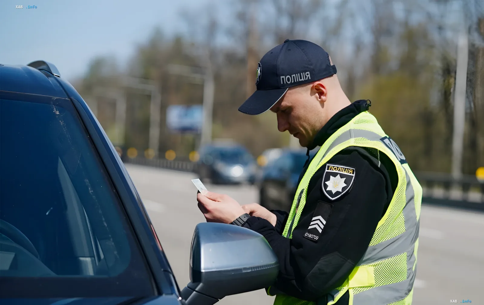 Ukrainischer Polizist überprüft die Dokumente des Fahrers, der im Auto auf der Straße im Jahr 2026 bleibt