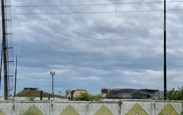 Захисна сітка та паркан з колючого дроту на території нафтобази в Феодосії після удару ЗСУ