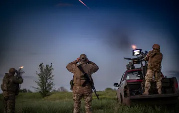 Украинские военнослужащие используют лазерную систему ПВО для уничтожения дрона на фоне заката — ключевой элемент победы в воздушной войне 2026 года