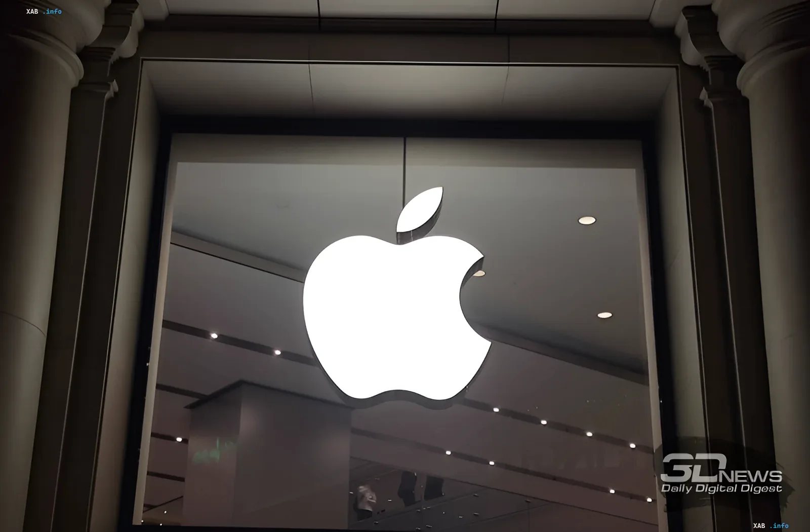 Логотип Apple на фасаде магазина, иллюстрирующий новость о коллективном иске из-за утечки IP-адресов через iCloud Private Relay