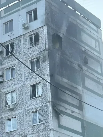 Поврежденное здание в порту Новороссийска после атаки БПЛА: выбитые окна и следы взрыва на фасаде