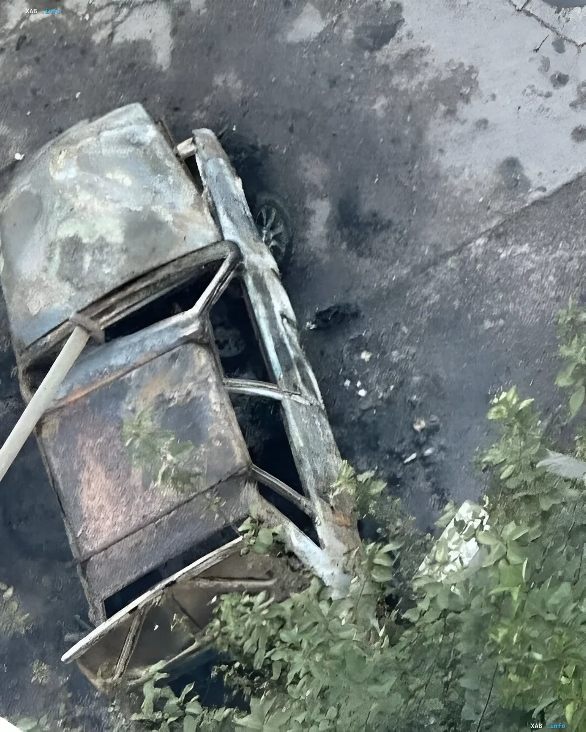 Последствия атаки БПЛА: сгоревший автомобиль в Новороссийске Сгоревший автомобиль на месте удара БПЛА в порту Новороссийска