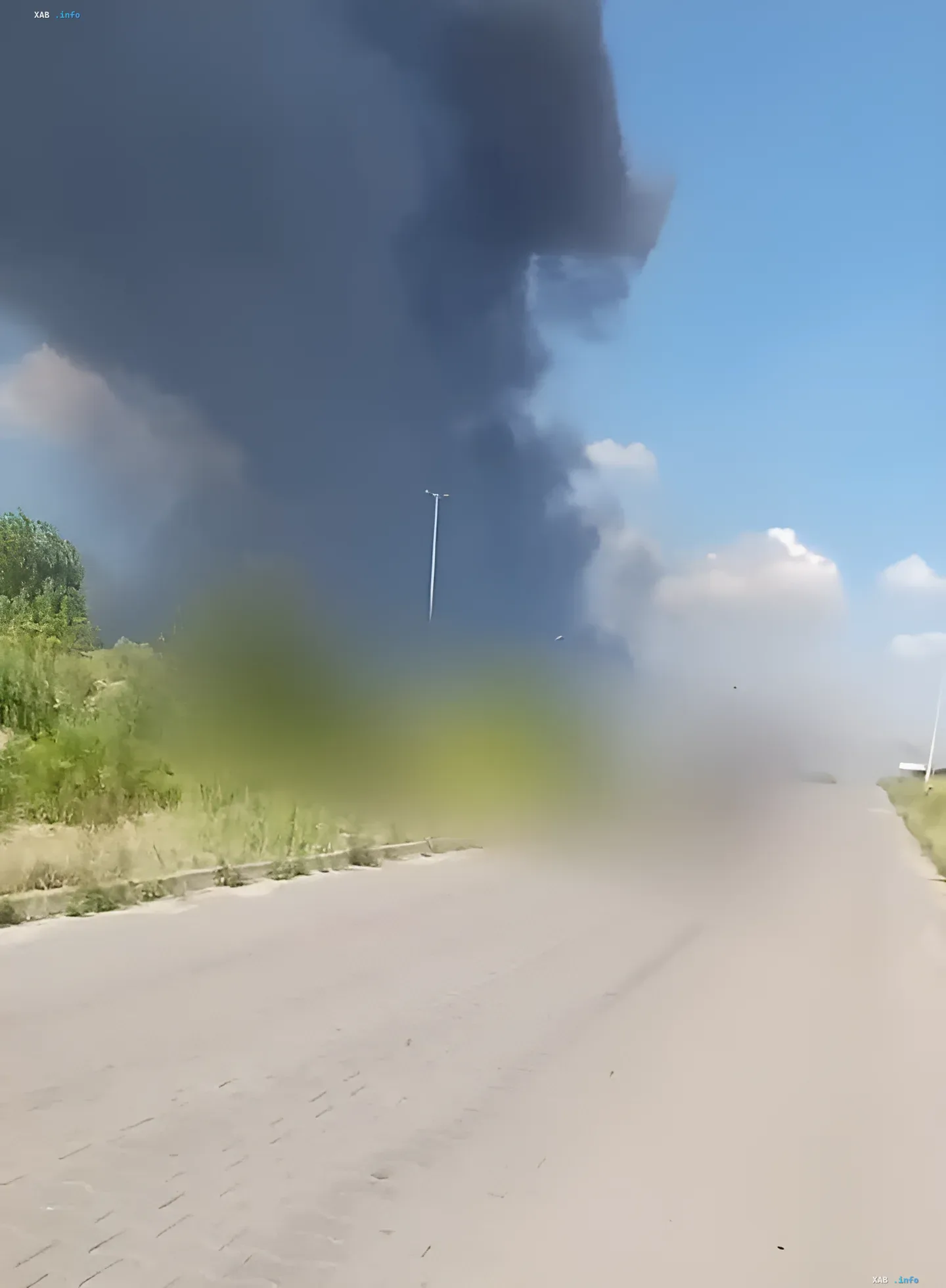 Щільний чорний дим піднімається в небо над дорогою у Броварах після атаки БПЛА, що пошкодила логістичний хаб торговельних мереж України