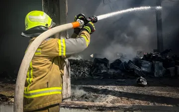 Rettungsdienst löscht Brand an Logistikstandort in Brovary nach Angriff