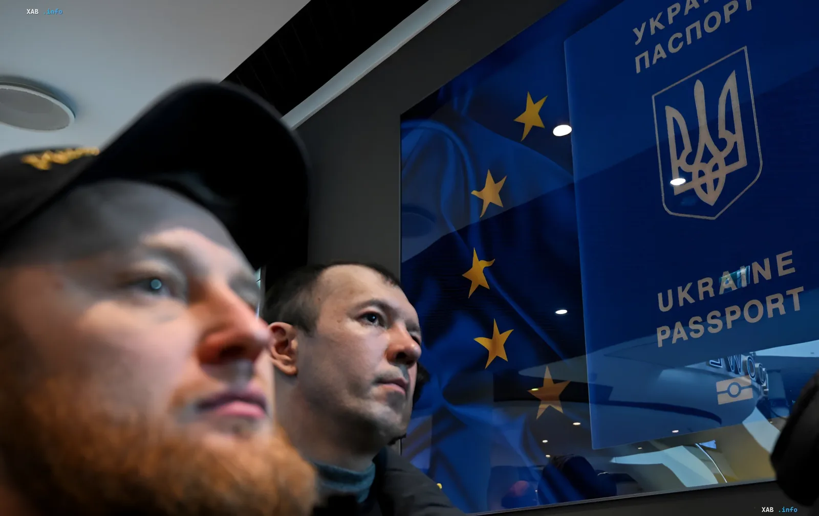Українські чоловіки дивляться на зображення паспорта України та прапора ЄС у контексті відмови в захисті в Чехії через відсутність військового обліку