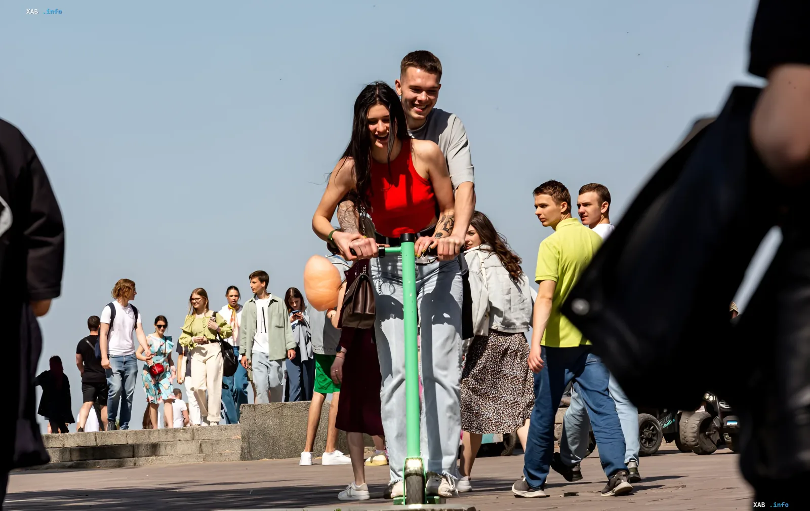 Молодые люди катаются на электросамокате в Черновцах на фоне ужесточения правил проката