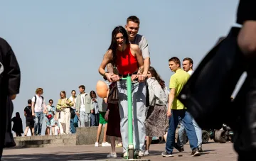 Молодые люди катаются на электросамокате в Черновцах на фоне ужесточения правил проката