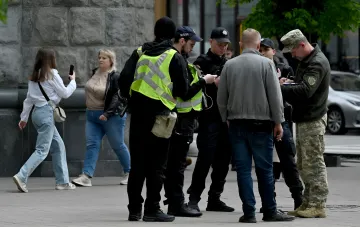 Сотрудники ДБР и полиции проводят рейд в Одессе, задерживая подозреваемых в пытках в ТЦК