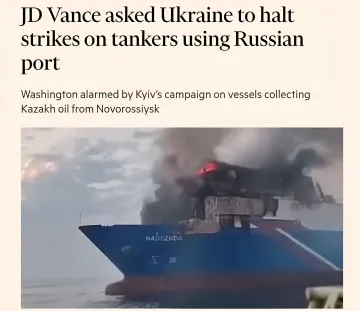 Горящий танкер в море, символизирующий украинские атаки на суда, использующие российские порты для перевозки казахстанской нефти