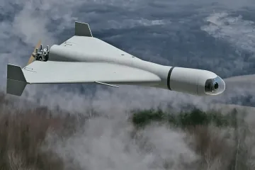 Боевой дрон-камикадзе Shahed-136 (Герань-2) в полете над облаками, иллюстрирующий масштаб запасов российских БПЛА