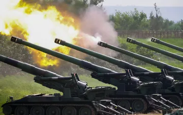 Batterie türkischer T-155 Fırtinha-Selbstfahrlafetten feuert in Salven, was die Kontroverse über die Lieferung veralteter Waffen an die Ukraine, einschließlich Streubomben, illustriert