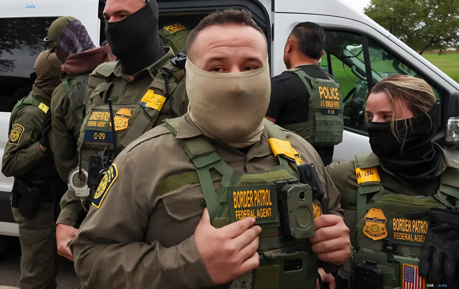 Агенты пограничной службы США (Border Patrol) в тактическом снаряжении и масках, иллюстрирующие усиление мер принуждения в рамках новой стратегии Трампа и закупок ICE.