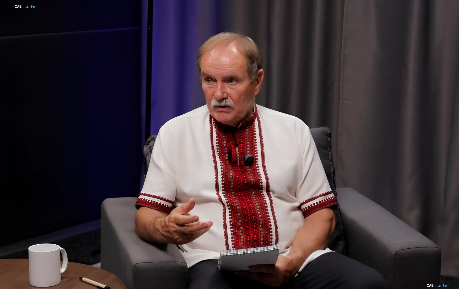 Iwan Zajez in traditioneller Kleidung spricht über die Ereignisse im August 1991 und die Geburt der Unabhängigkeit der Ukraine