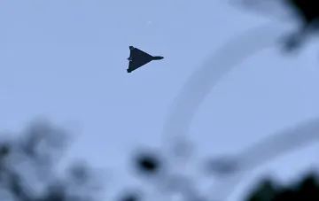 Российский дрон-камикадзе летит над Киевом во время второй волны атаки 12 августа, повреждено здание в Дарницком районе