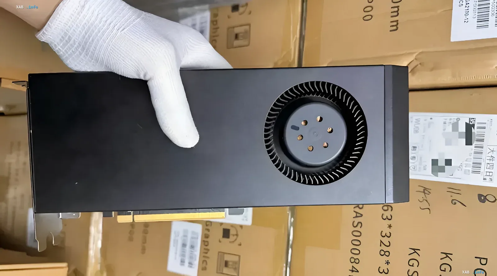 Rückansicht einer modifizierten GeForce RTX 4080 Grafikkarte mit 32 GB Speicher, hergestellt auf dem chinesischen Schattenmarkt