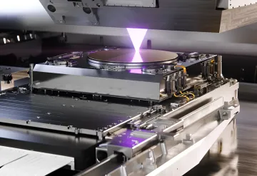 EUV-литографическая установка с фиолетовым излучением, символизирующая китайский прорыв в создании собственного источника излучения при участии бывшего инженера ASML