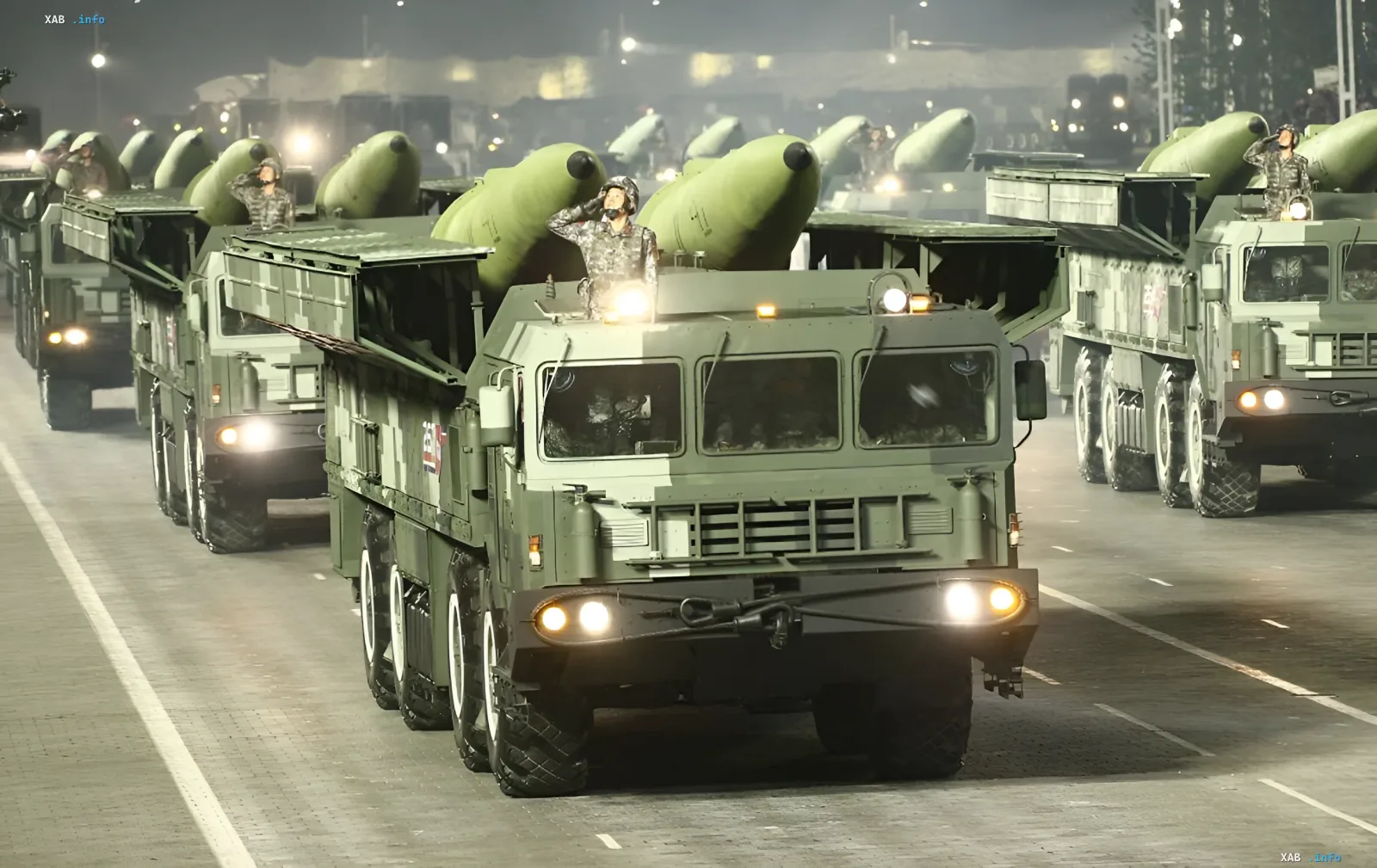 Парад северокорейских ракетных комплексов: военнослужащие салютуют на фоне баллистических ракет, демонстрируя военную мощь КНДР в ответ на учения США и Южной Кореи