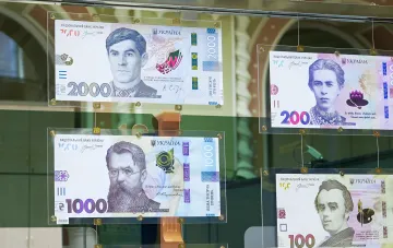 Выставочные образцы новых украинских купюр номиналом 100, 200, 1000 и 2000 гривен с портретами исторических личностей — символы потенциальной инвестиционной ценности