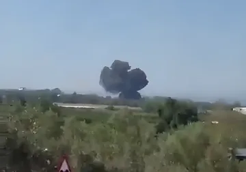 Густой черный дым от взрыва на фоне голубого неба в Ялове, Турция, после крушения F-16