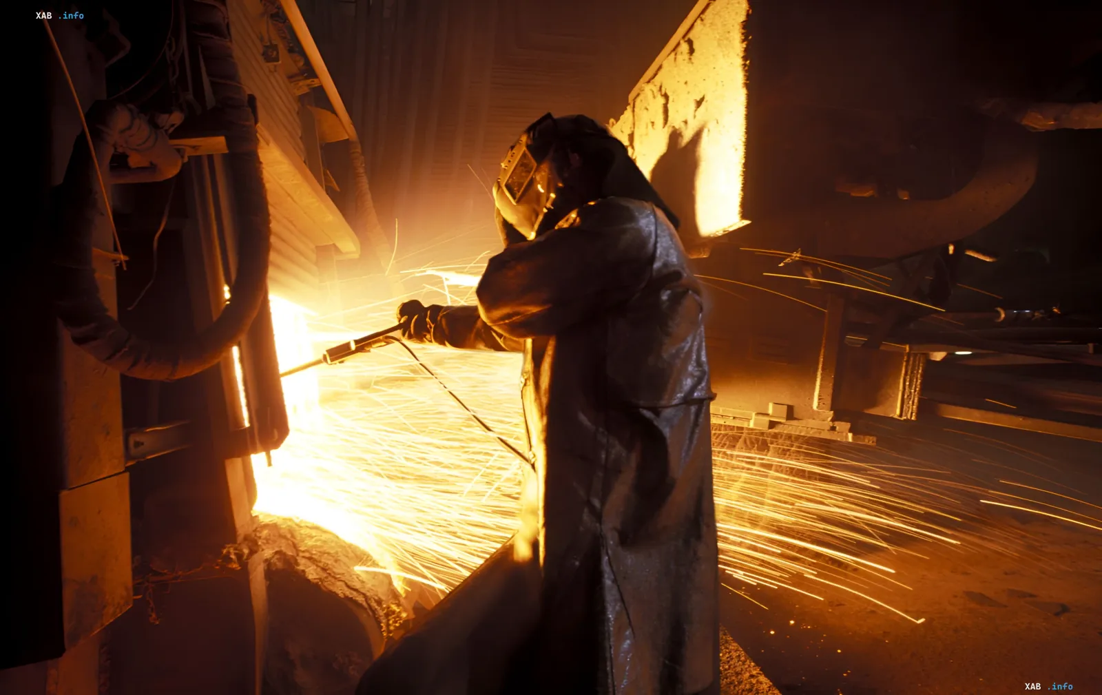 Arbeiter in Schutzausrüstung schweißt Stahl und illustriert die Auswirkungen der EU-Kontingente auf die Metallurgie und Sicherheit