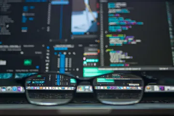 Очки перед экраном с кодом ядра Linux: символ эры ИИ в разработке ПО, о которой заявил Линус Торвальдс
