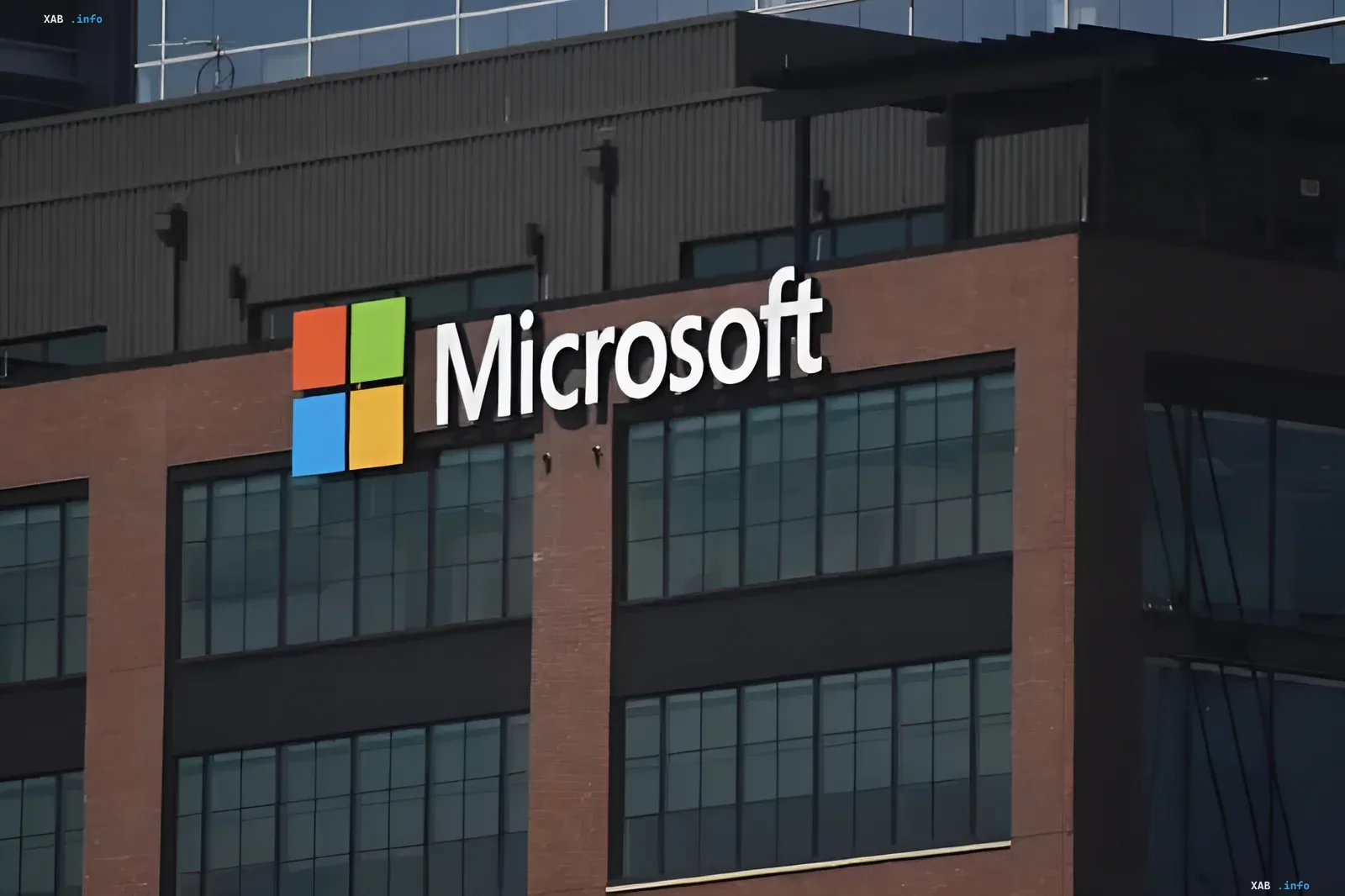 Логотип Microsoft на фасаде здания: компания готовит запуск ИИ-чипов Maia 300 для конкуренции с Nvidia