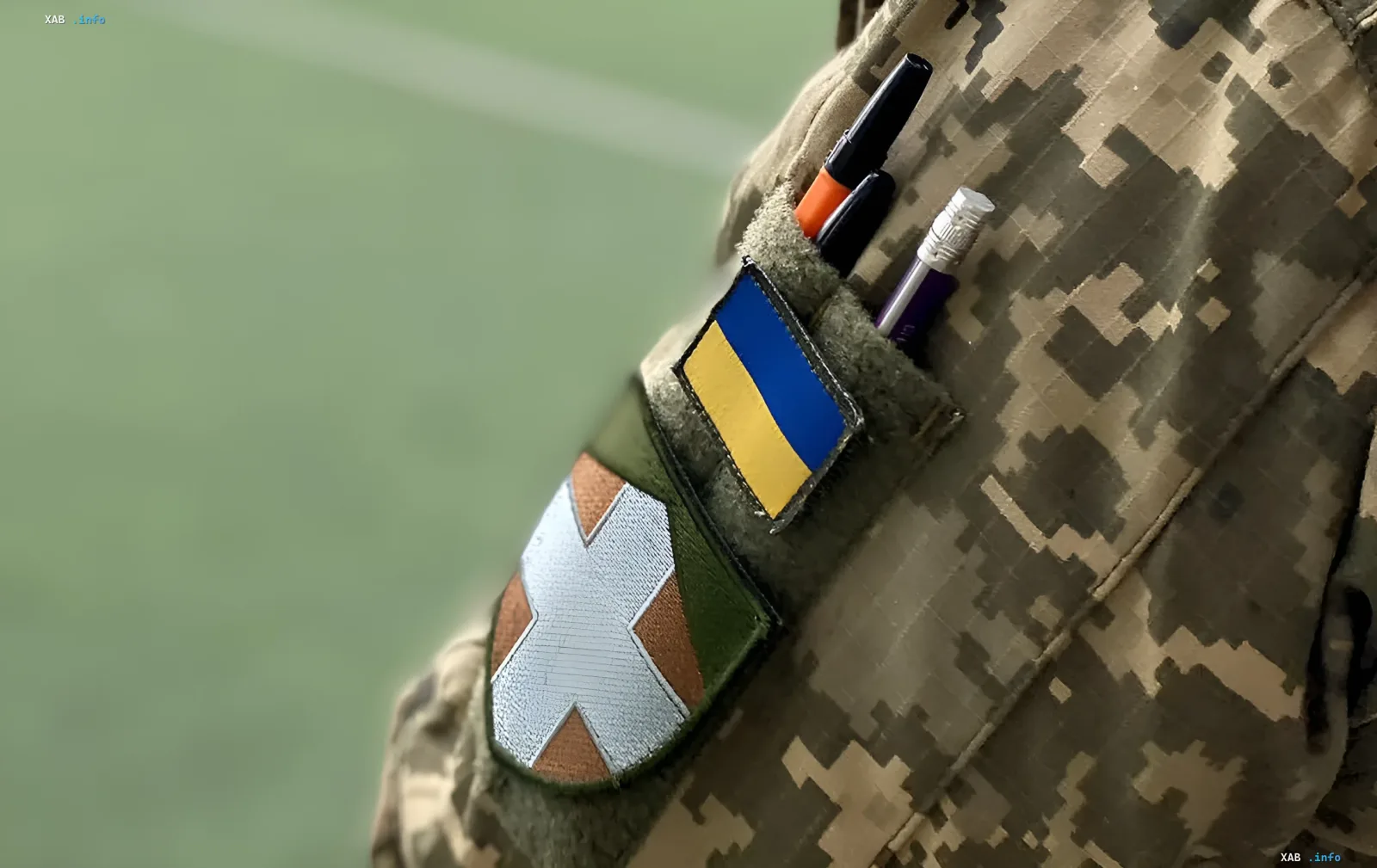Украинский военный с флагом Украины на форме, символизирующий защиту и жертвенность ветеранов