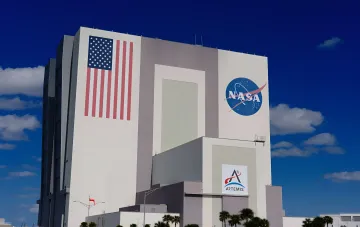 Здание NASA с логотипами Artemis и флагом США — символ поддержки инновационных космических проектов, включая орбитальный склад Gravitics
