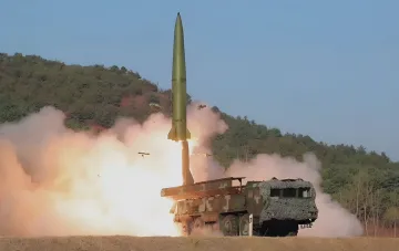 Запуск северокорейской баллистической ракеты Hwasong-11 с мобильного пускового комплекса в 2026 году перед совместными учениями США и Южной Кореи