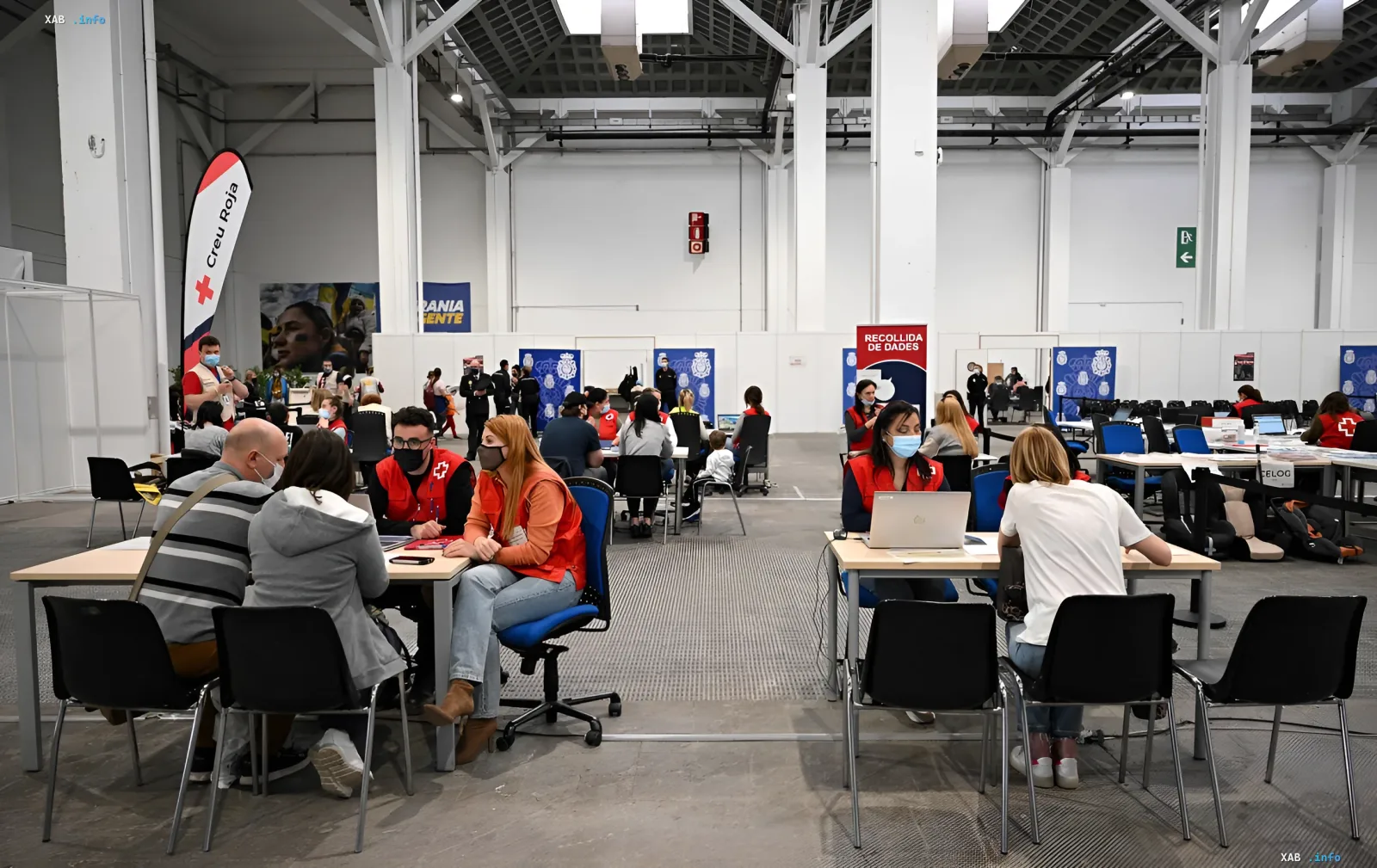 Волонтери Червоного Хреста консультують українців у центрі допомоги в Іспанії щодо оформлення документів