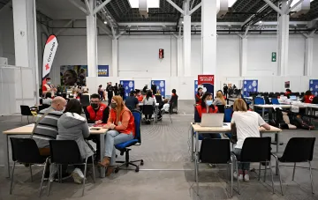 Волонтери Червоного Хреста консультують українців у центрі допомоги в Іспанії щодо оформлення документів