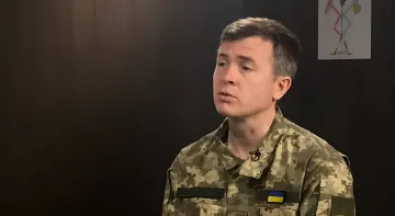 Олег Брындак в военной форме с украинским флагом на груди — экс-вице-мэр Одессы, избежавший тюрьмы по делу о «коррупционной мафии»