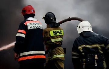 Пожарные МЧС России тушат пожар на Орском НПЗ после атаки дронов