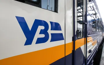 Современный пассажирский поезд Укрзализныця с логотипом УЗ на борту, готовый к отправлению на новый маршрут Киев–Кишинев для ускорения трансфера к аэропорту.