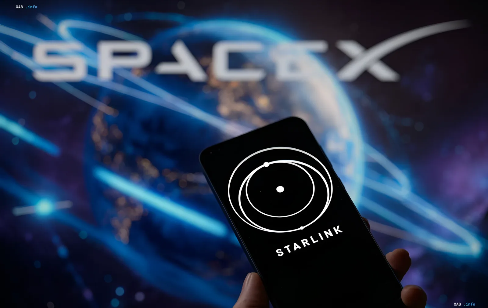 Смартфон с логотипом Starlink на экране на фоне логотипа SpaceX и Земли, иллюстрирующий тему роуминга и оплаты услуг спутникового интернета в Польше и Украине