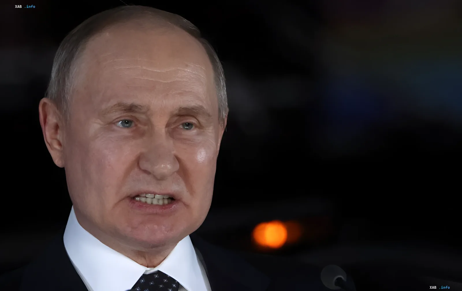 Владимир Путин на фоне темного интерьера, обсуждает ответные меры России на санкции ЕС