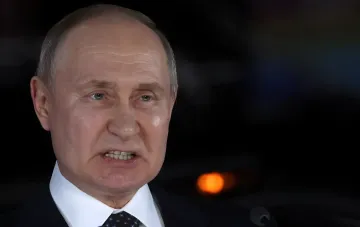 Владимир Путин на фоне темного интерьера, обсуждает ответные меры России на санкции ЕС
