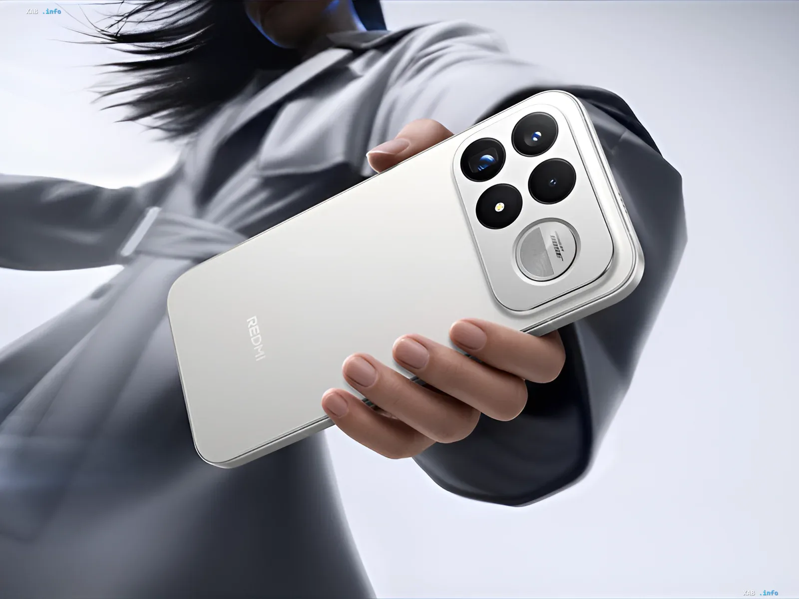 Смартфон Redmi K100 Pro в белом корпусе с мощной камерой и логотипом REDMI, демонстрирующий дизайн будущего в 2026 году