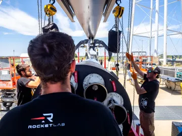 Rocket Lab-Mitarbeiter montieren den Triebwerk der Electron-Rakete für die mobile GHOST-Startplattform
